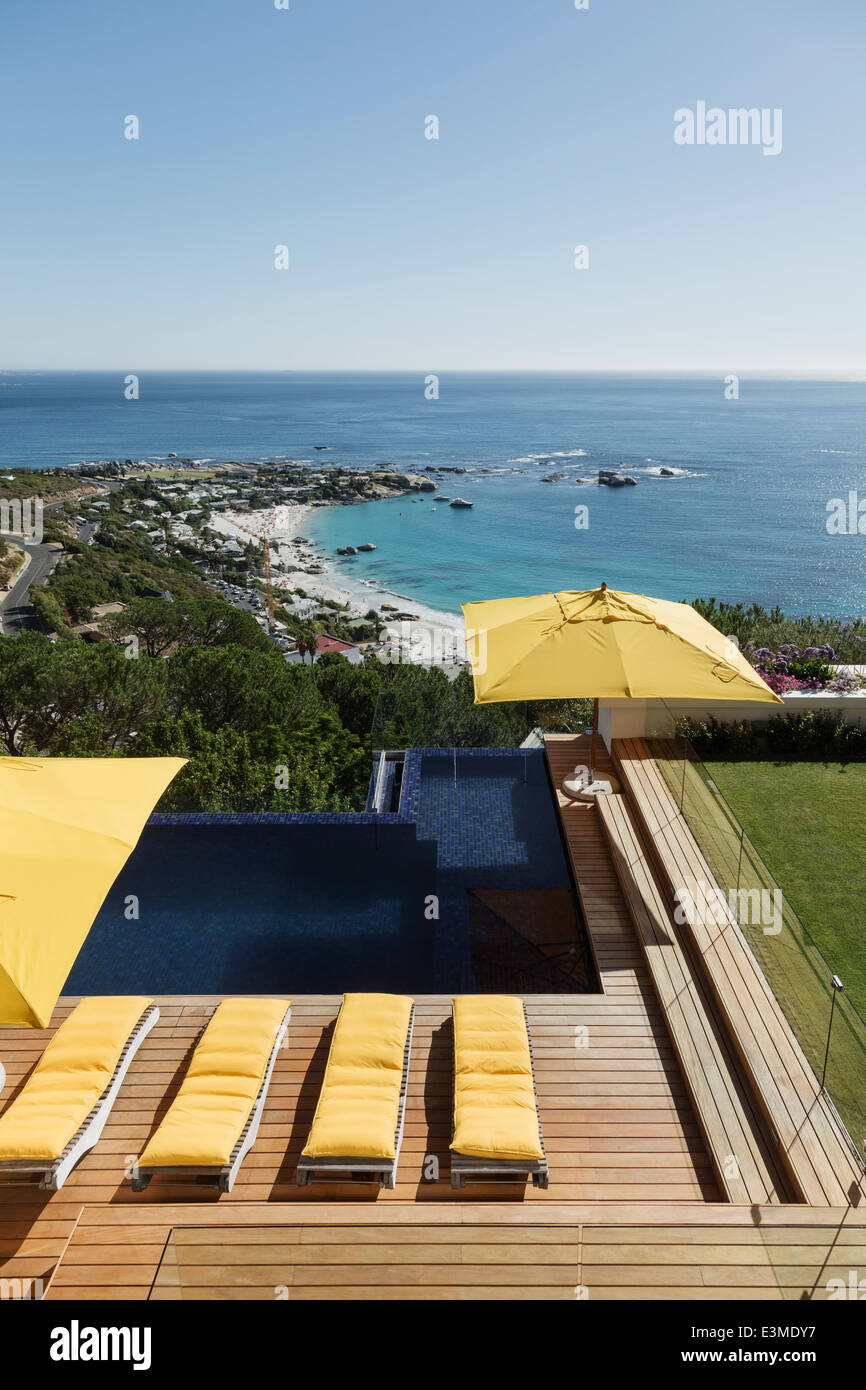 Blick auf Ozean jenseits von Luxus-Schwimmbad und Terrasse Stockfoto