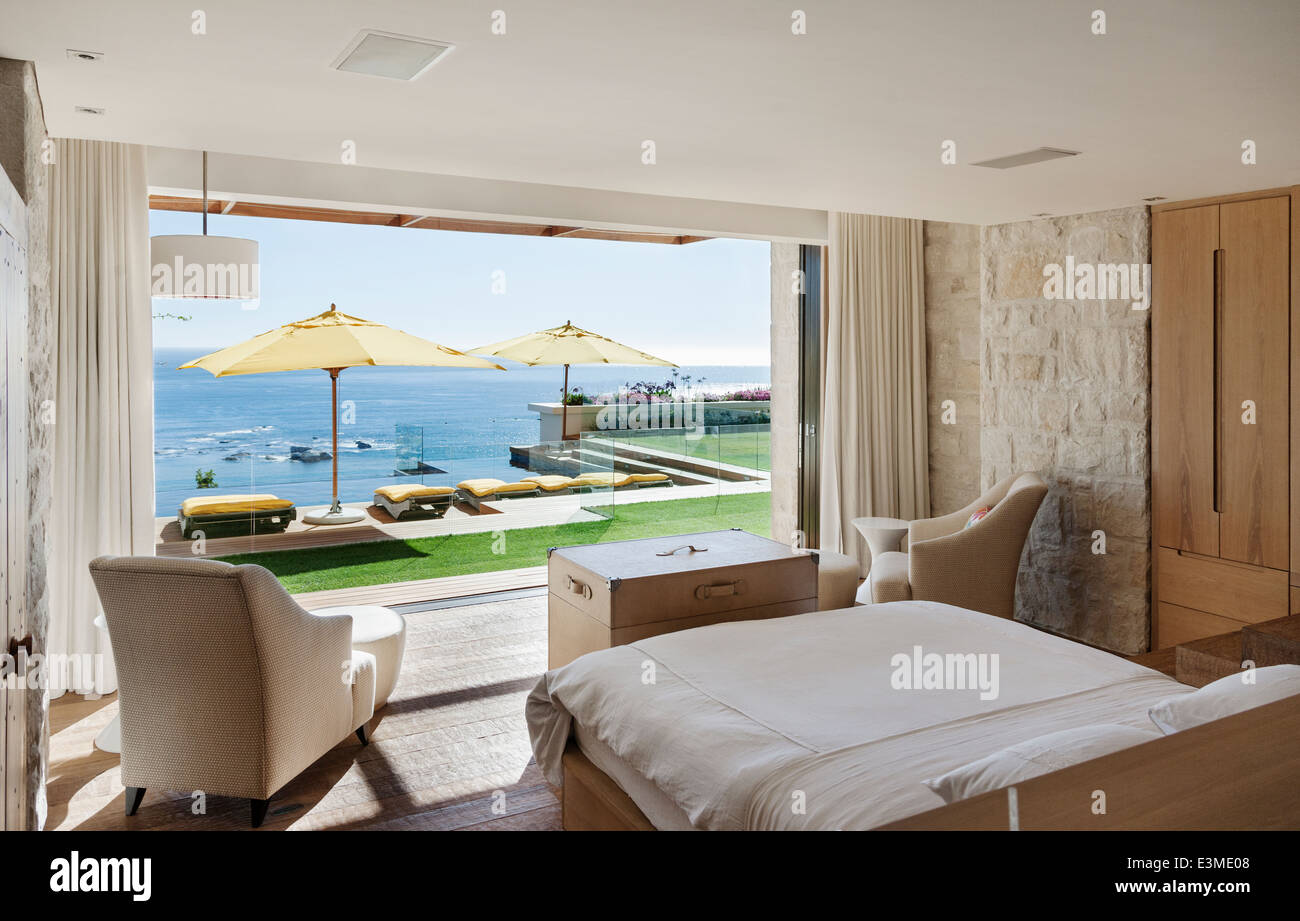 Schlafzimmer mit Blick auf Terrasse und Meerblick Stockfoto