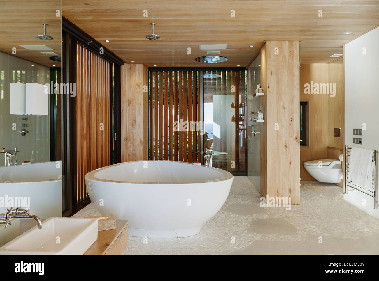 Modernes Bad mit Badewanne Stockfoto