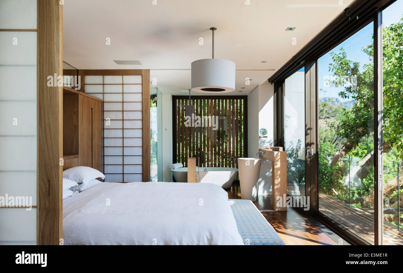 Sonnige moderne Schlafzimmer mit Bad en suite Stockfoto