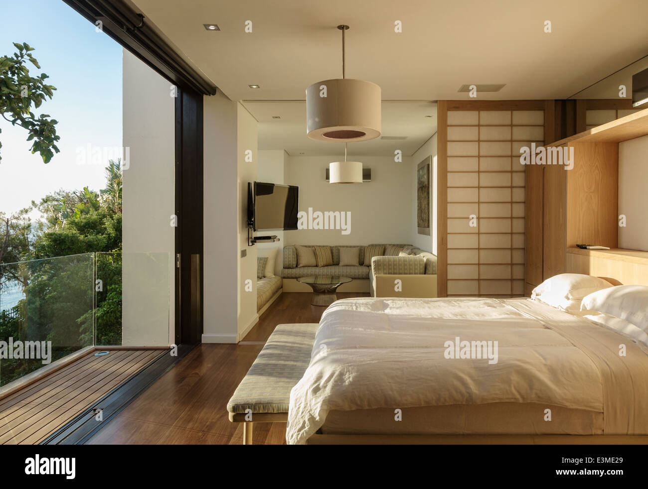Sonnige moderne Schlafzimmer Stockfoto
