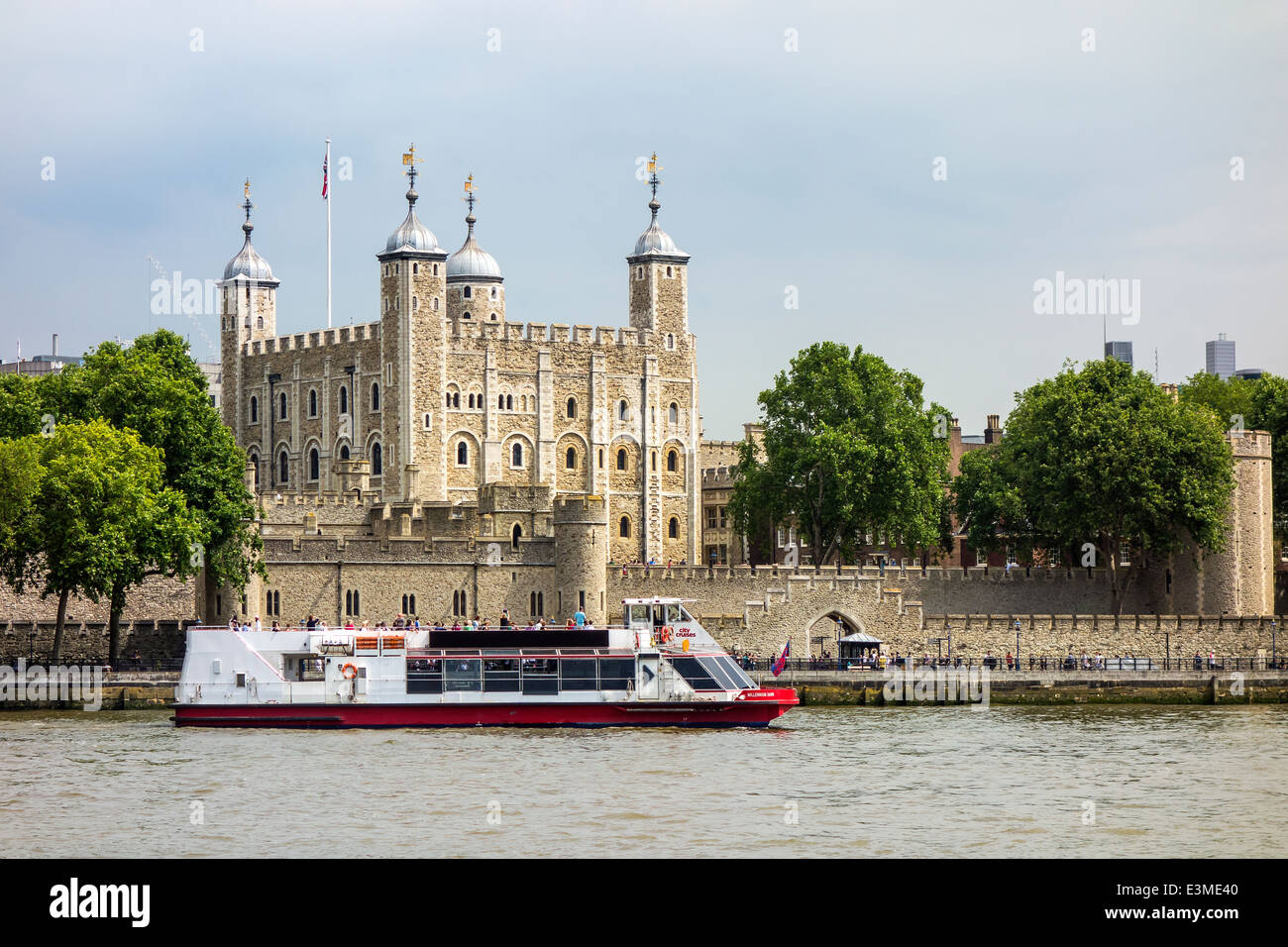 Tower of London und eine Fluss-Tour auf dem Fluss Themse London Stockfoto