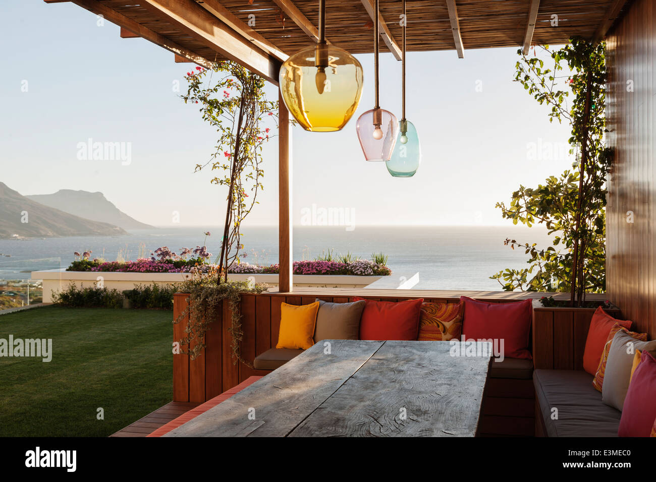 Luxus-Terrasse mit Blick aufs Meer Stockfoto