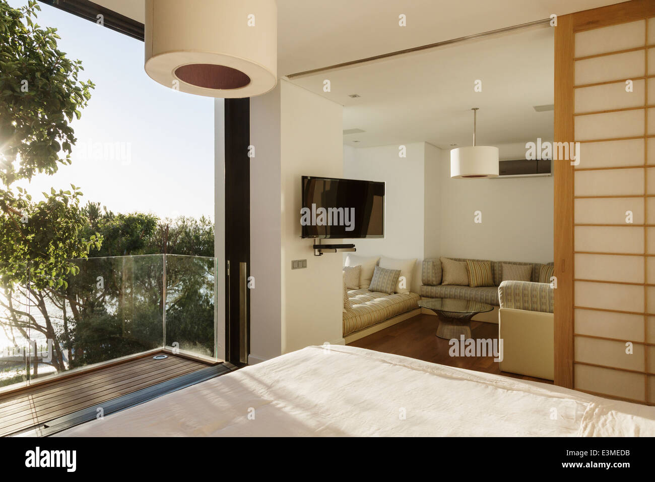 Sonniges Schlafzimmer mit Balkon Stockfoto