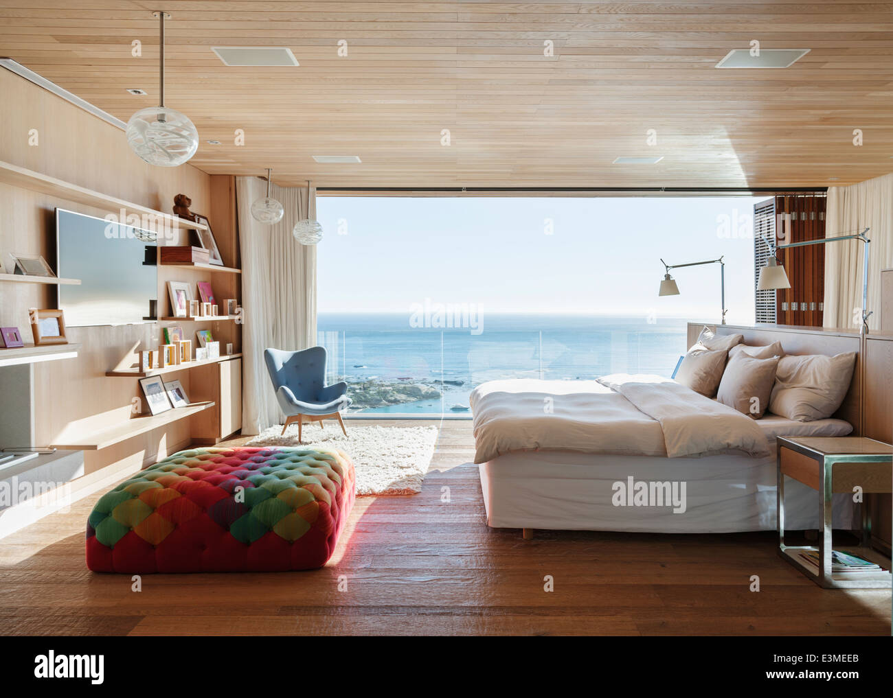 Sonniges Schlafzimmer mit Meerblick Stockfoto