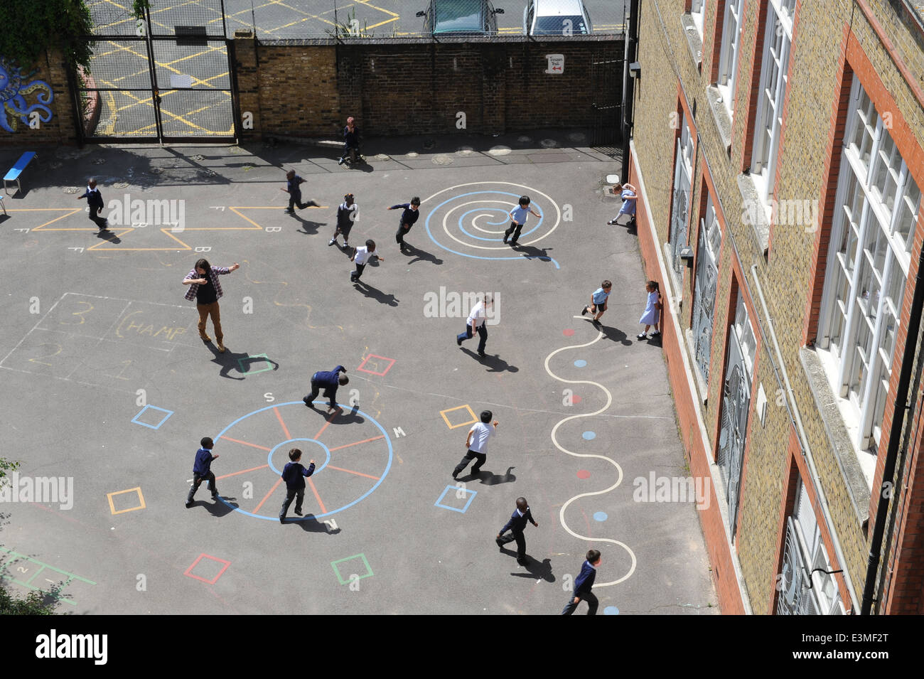 Kinder Spielen Auf Einem Schulhof In Einer Innenstadt London Grundschule Stockfotografie Alamy