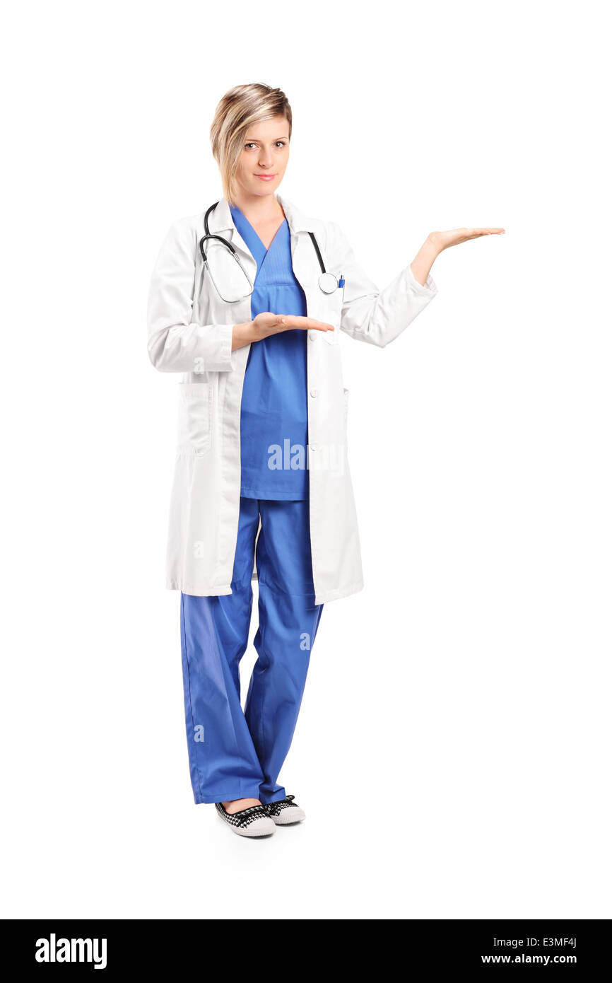 In voller Länge Portrait von einer Ärztin mit Händen gestikulieren Stockfoto