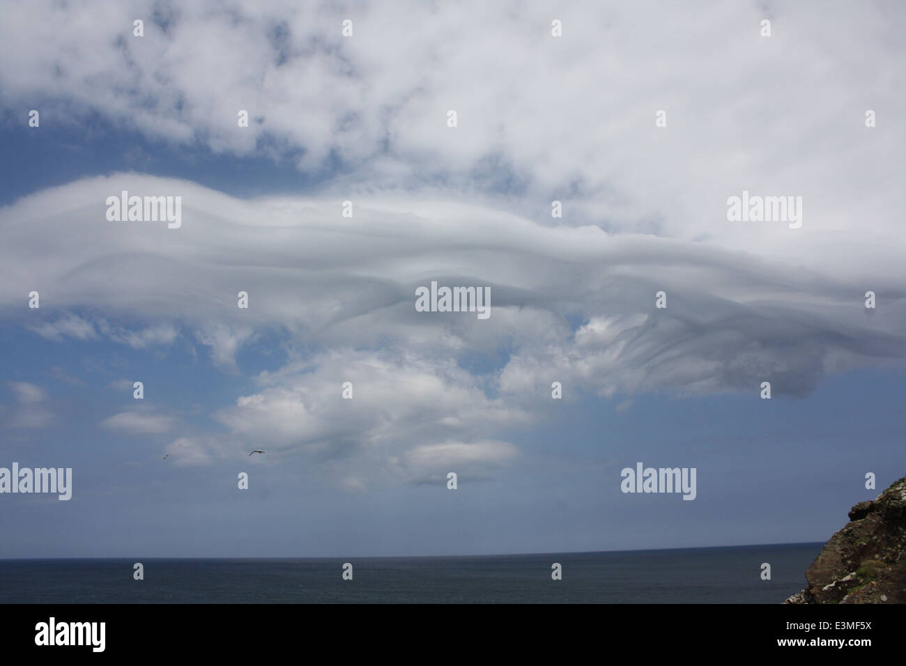 blauer Himmel mit seltsamen Wolkenbildung am Cape Cornwall Stockfoto