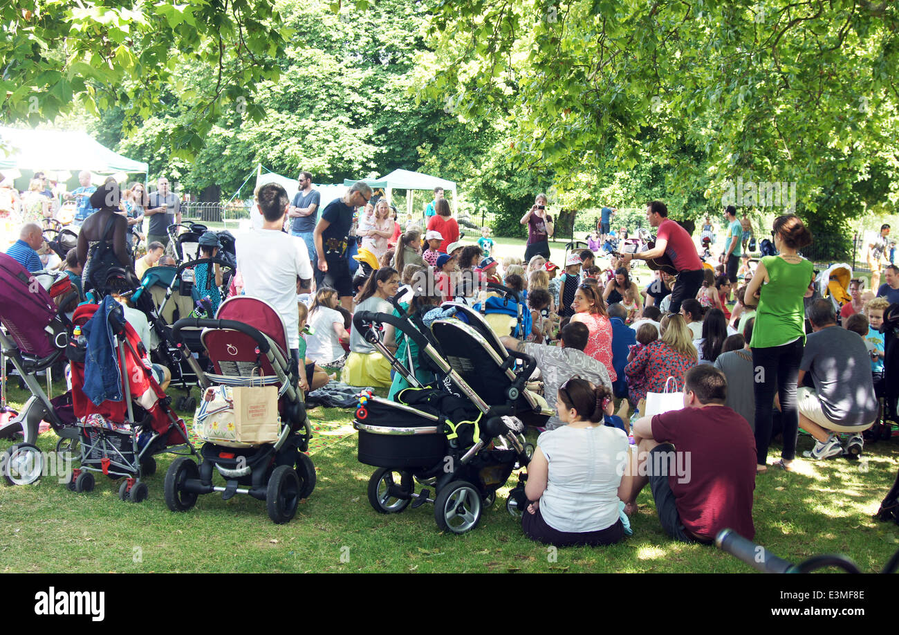 Mann unterhält Kinder im Park Stockfoto