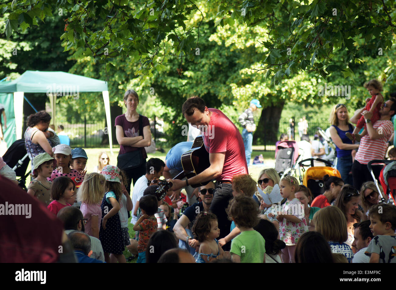 Mann unterhält Kinder im Park Stockfoto
