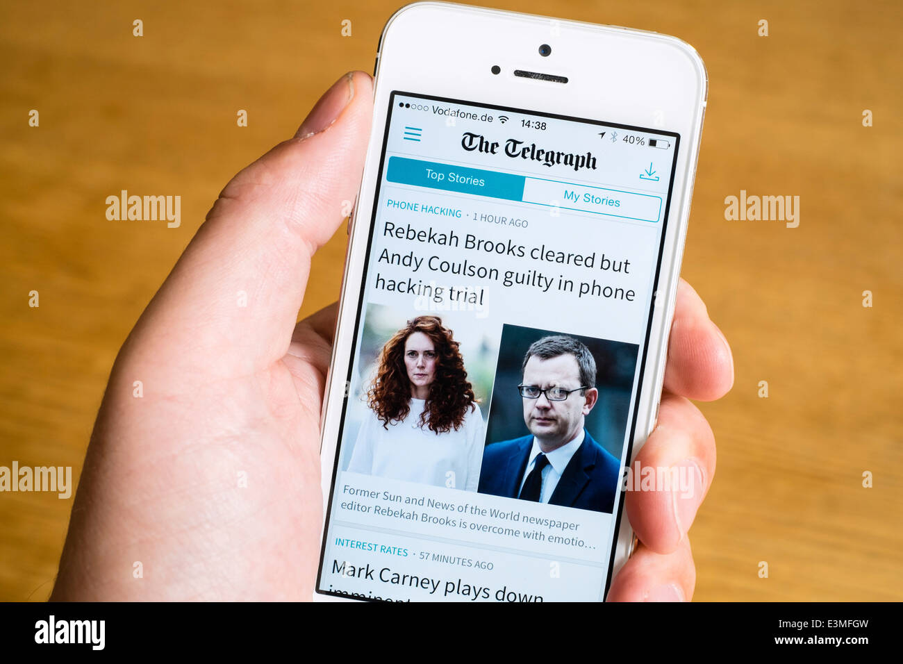 Der Telegraph mobile Zeitung app auf iPhone Smartphone zeigt Telefon hacking Test Urteil Stockfoto