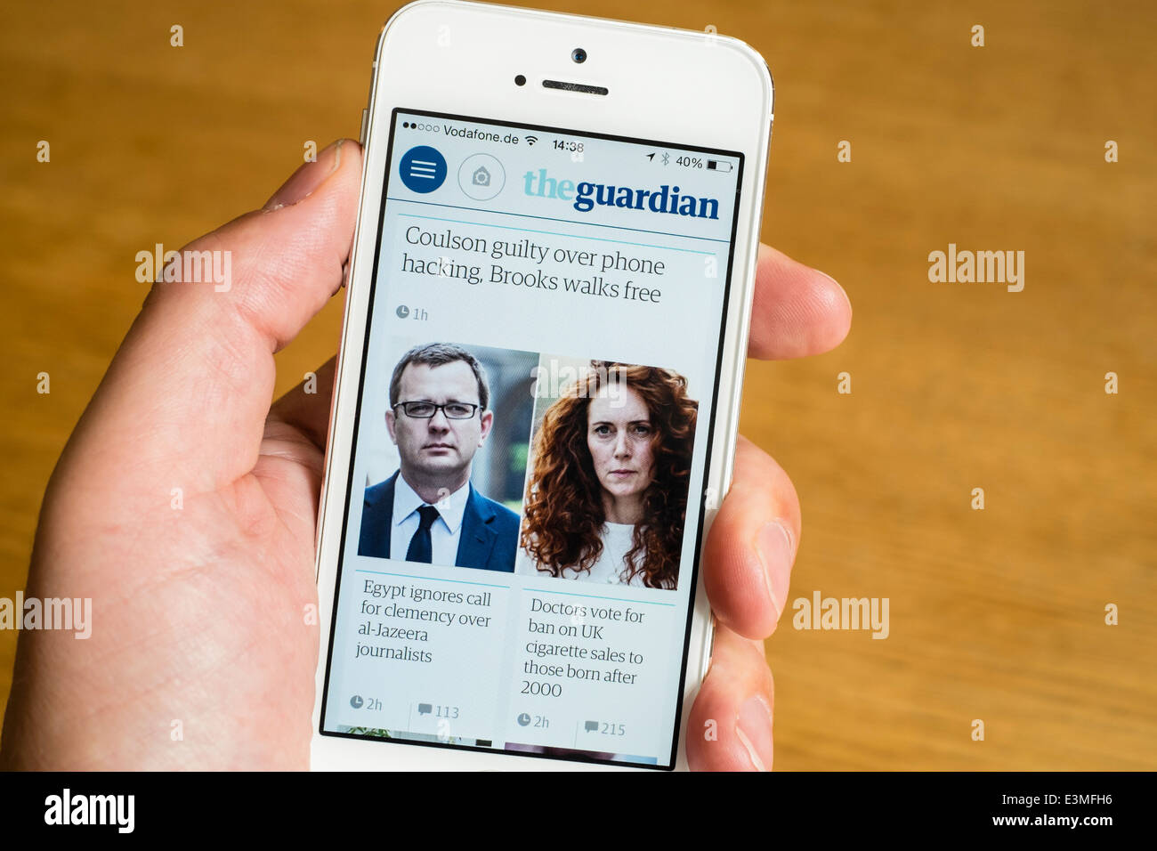 Der Guardian mobile Zeitung app auf iPhone Smartphone zeigt Telefon hacking Test Urteil Stockfoto