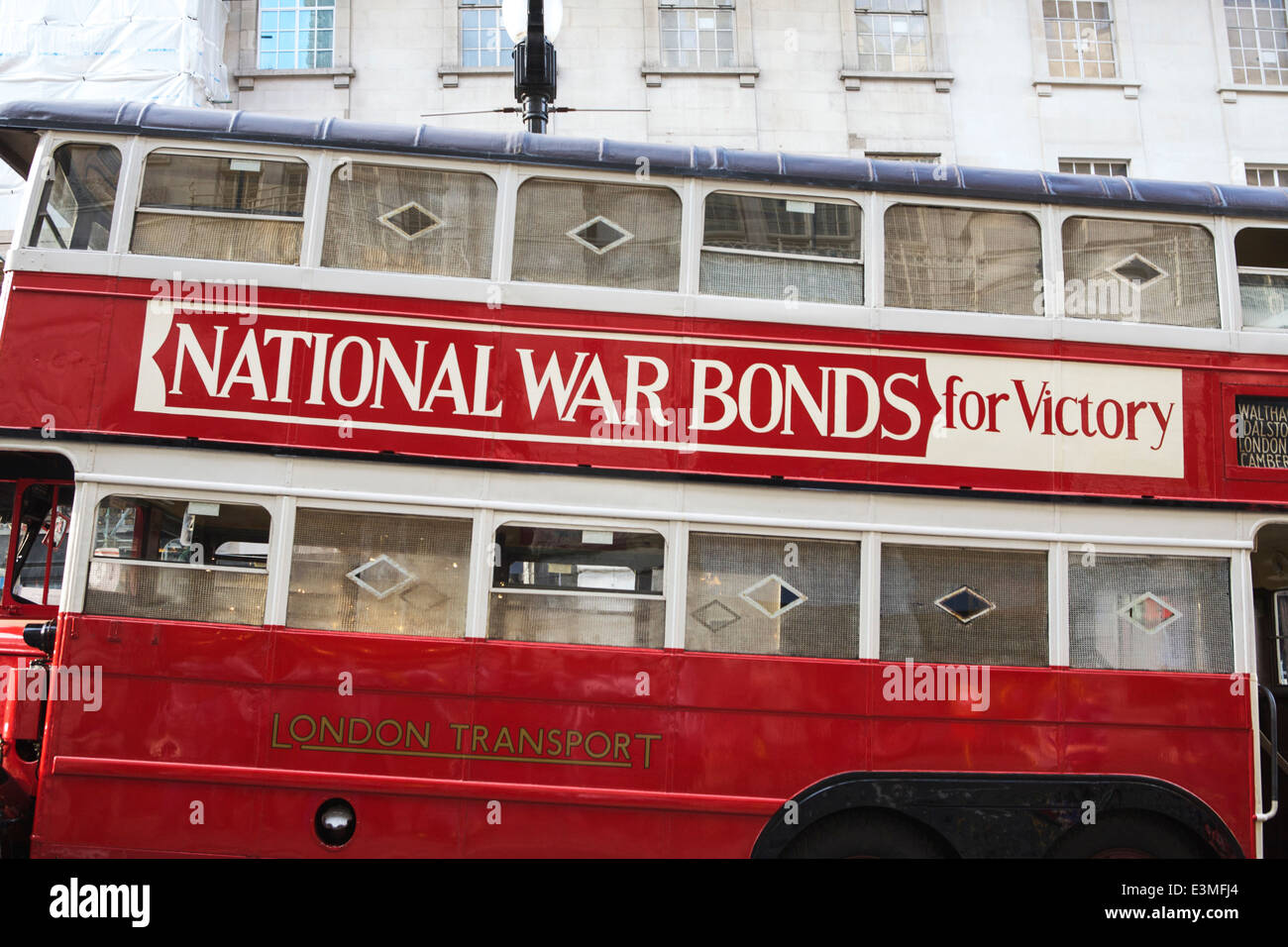 Werbung auf der Seite von einem roten Londoner Bus: nationale Kriegsanleihen Stockfoto