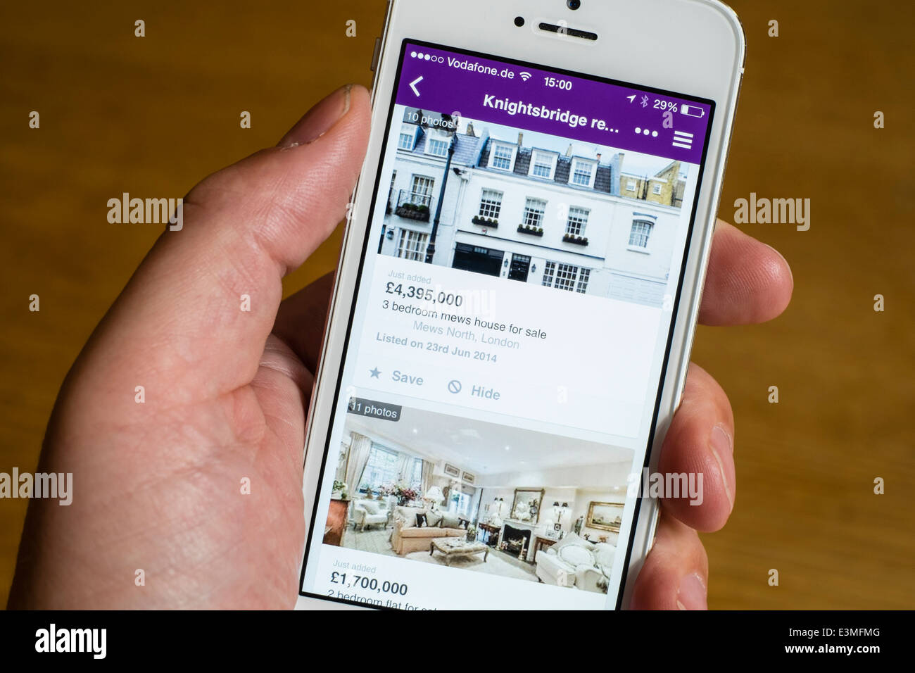 Teure Häuser zum Verkauf in Zoopla Eigenschaft app auf iPhone Smartphone Stockfoto
