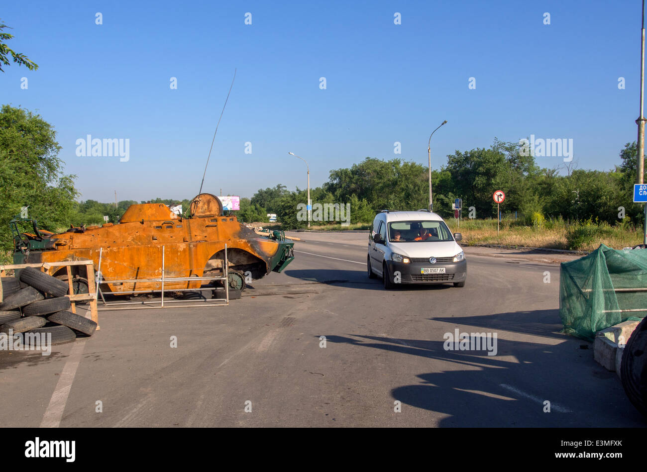 Oleksandrivs'k, Luhans'ka Oblast, Ukraine. 24. Juni 2014. Bewaffneten Aufständischen prorussischen überprüfen Sie Autos in der Oleksandrivs'k Stadt, Luhans'ka Oblast – durch zahlreiche terroristische Angriffe auf die Position des ukrainischen Truppen wurde 24. Juni 2014 von Mi-8 Hubschrauber, töten neun ukrainische Militär getroffen. Als Folge dieses und andere terroristische Anschläge Präsident der Ukraine Petro Poroschenko nicht ausgeschlossen, dass ein Waffenstillstand vorzeitig abgebrochen werden kann. Bildnachweis: Igor Golovnov/Alamy Live-Nachrichten Stockfoto