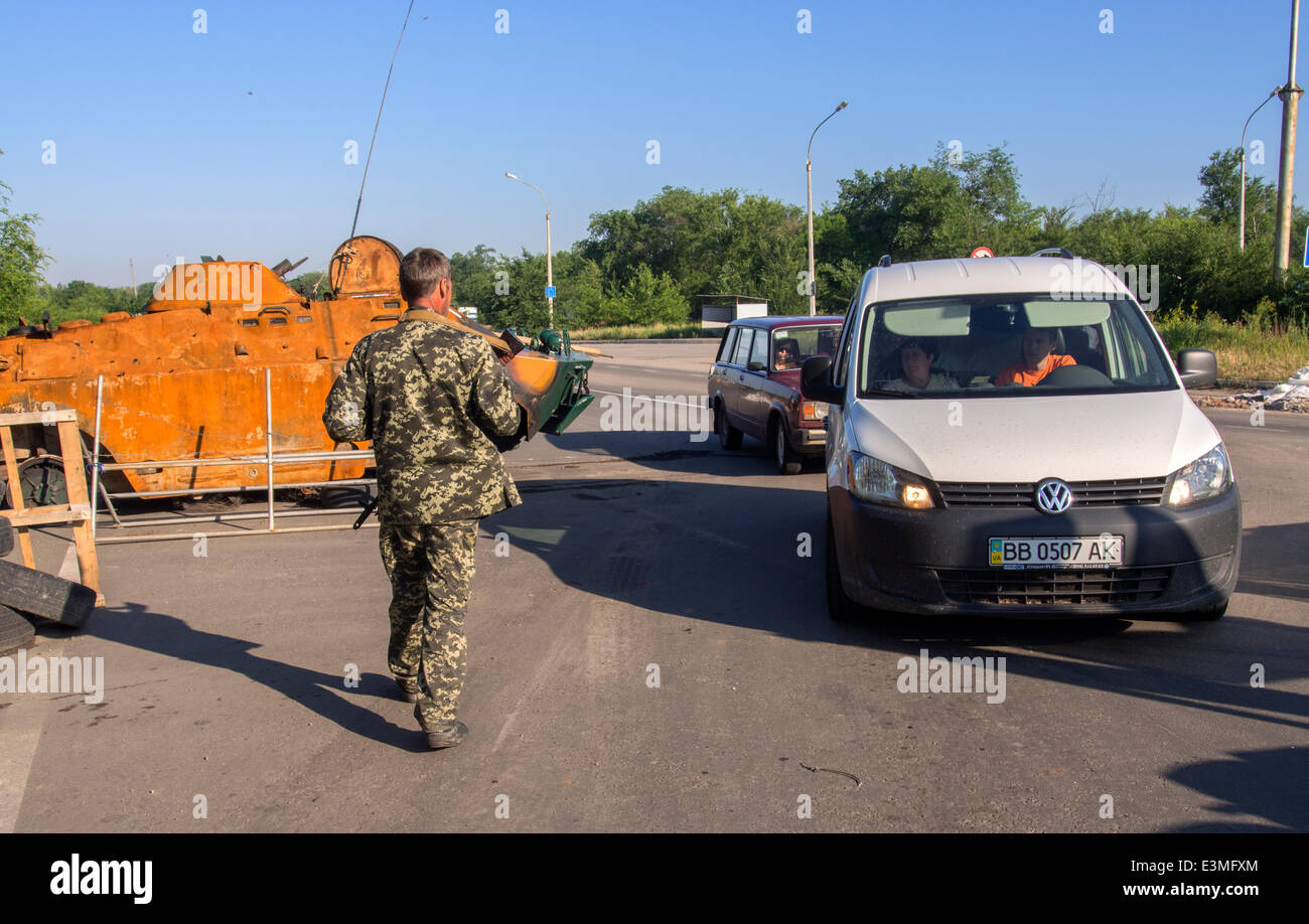 Oleksandrivs'k, Luhans'ka Oblast, Ukraine. 24. Juni 2014. Bewaffneten Aufständischen prorussischen überprüfen Sie Autos in der Oleksandrivs'k Stadt, Luhans'ka Oblast – durch zahlreiche terroristische Angriffe auf die Position des ukrainischen Truppen wurde 24. Juni 2014 von Mi-8 Hubschrauber, töten neun ukrainische Militär getroffen. Als Folge dieses und andere terroristische Anschläge Präsident der Ukraine Petro Poroschenko nicht ausgeschlossen, dass ein Waffenstillstand vorzeitig abgebrochen werden kann. Bildnachweis: Igor Golovnov/Alamy Live-Nachrichten Stockfoto