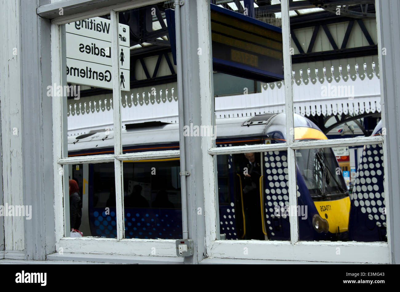 Zug spiegelt sich in einem Fenster bei Stirling Bahnhof in Zentral-Schottland. Stockfoto