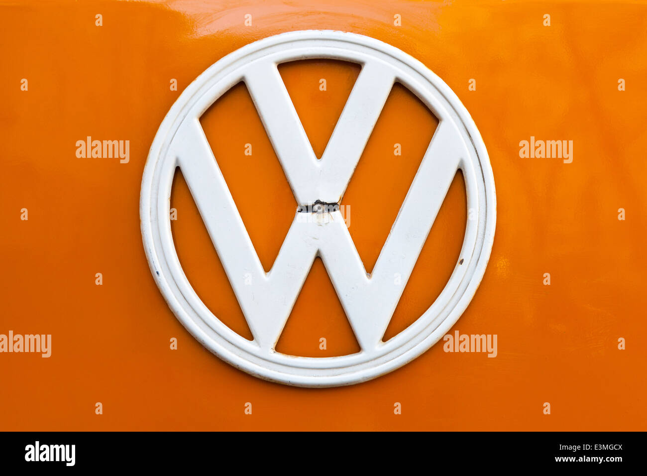 Horizontale Nahaufnahme eines weißen VW T2 Camper van Logo auf orange Motorhaube Stockfoto