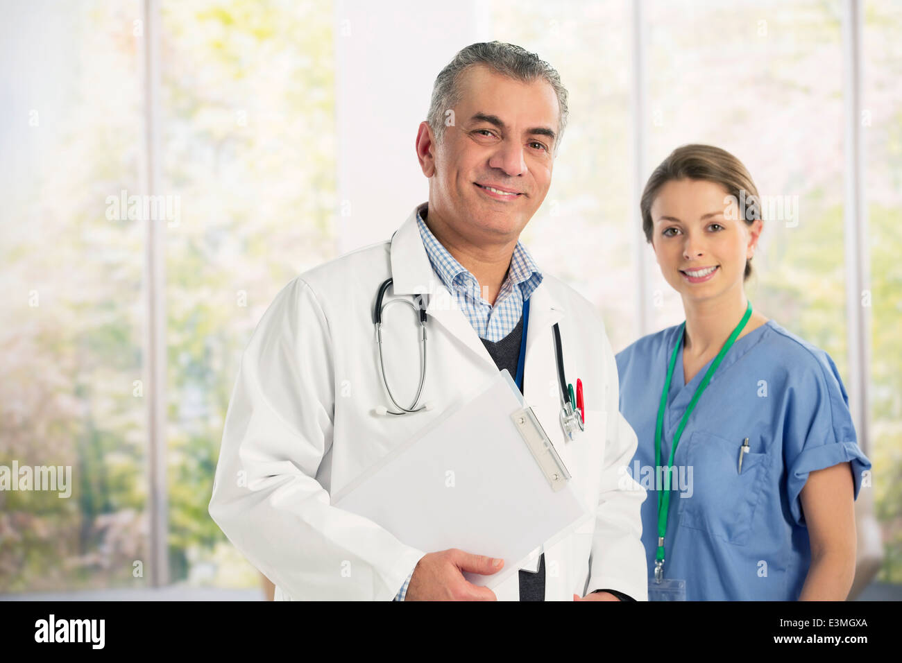 Porträt von zuversichtlich, Arzt und Krankenschwester Stockfoto