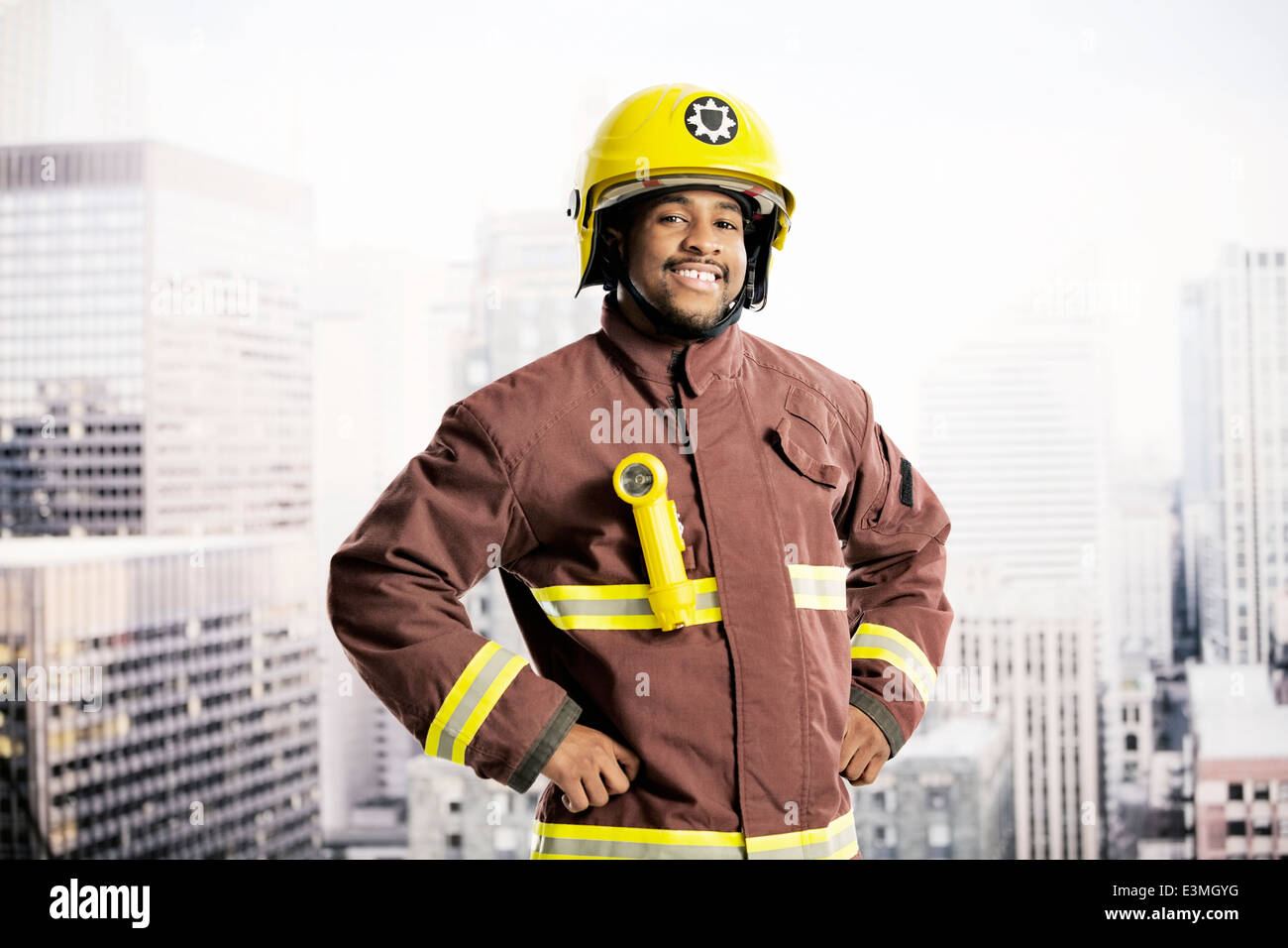 Porträt von zuversichtlich Feuerwehrmann im städtischen Fenster Stockfoto