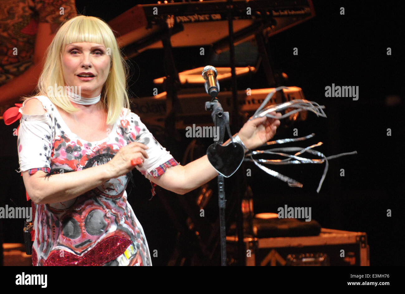 Berlin, Deutschland. 23. Juni 2014. US-Sängerin und Schauspielerin Debbie Harry führt bei einem Konzert mit ihrer Band Blondie im Tempodrom in Berlin, Deutschland, 23. Juni 2014. Foto: ROLAND POPP/DPA - kein Draht-SERVICE-/ Dpa/Alamy Live News Stockfoto