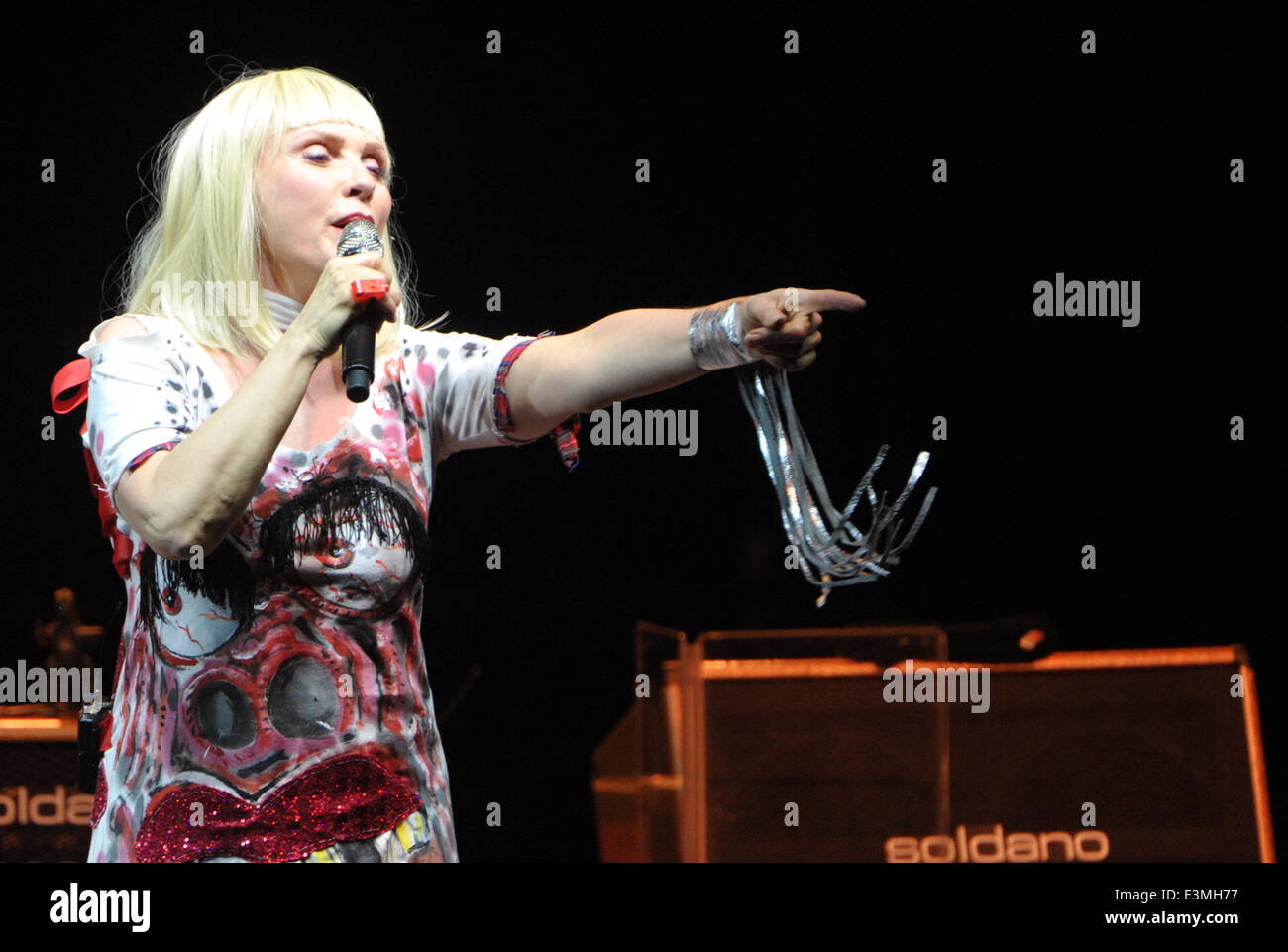 Berlin, Deutschland. 23. Juni 2014. US-Sängerin und Schauspielerin Debbie Harry führt bei einem Konzert mit ihrer Band Blondie im Tempodrom in Berlin, Deutschland, 23. Juni 2014. Foto: ROLAND POPP/DPA - kein Draht-SERVICE-/ Dpa/Alamy Live News Stockfoto
