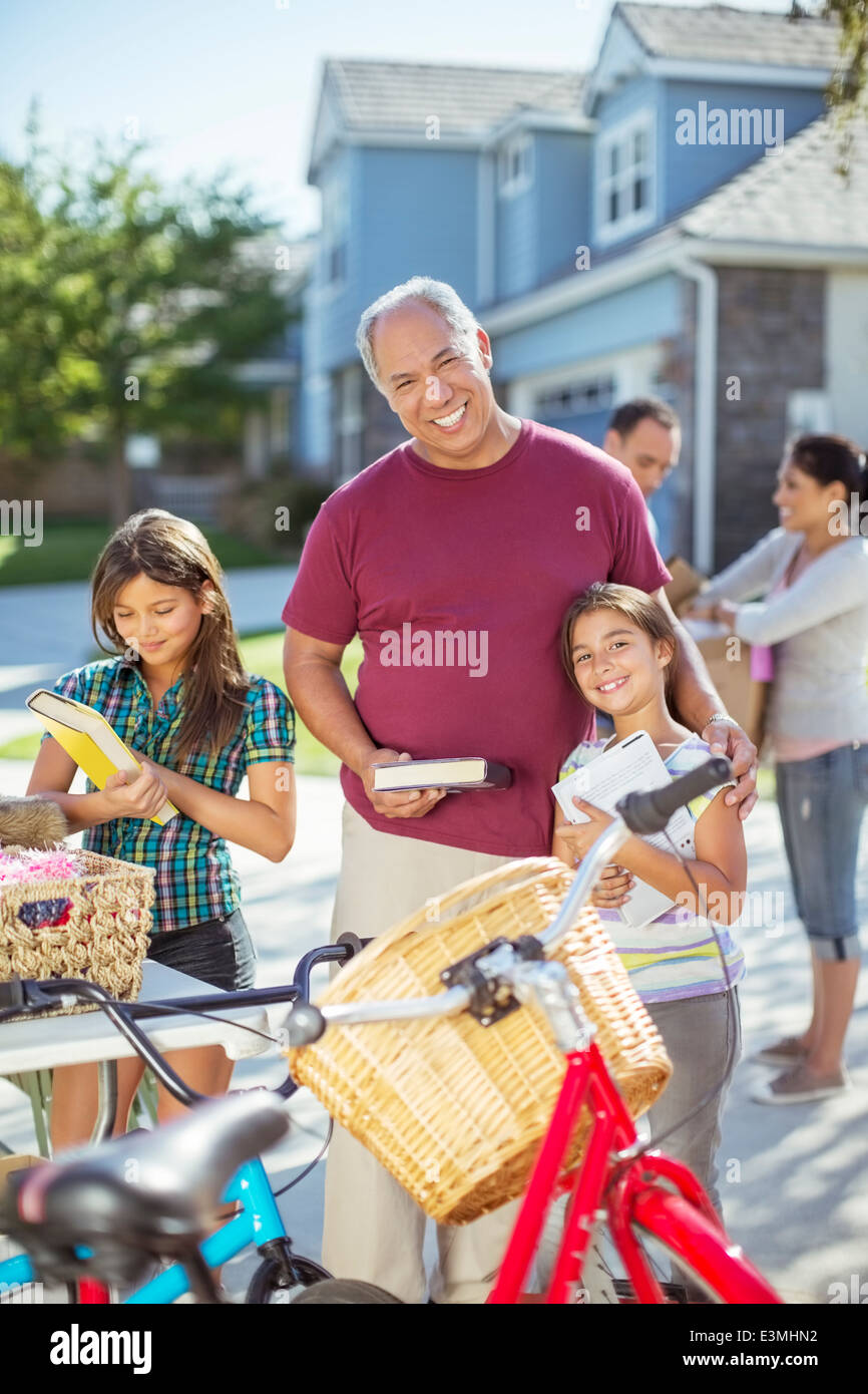Porträt von Großvater und Enkelin in Hof-Verkauf Stockfoto