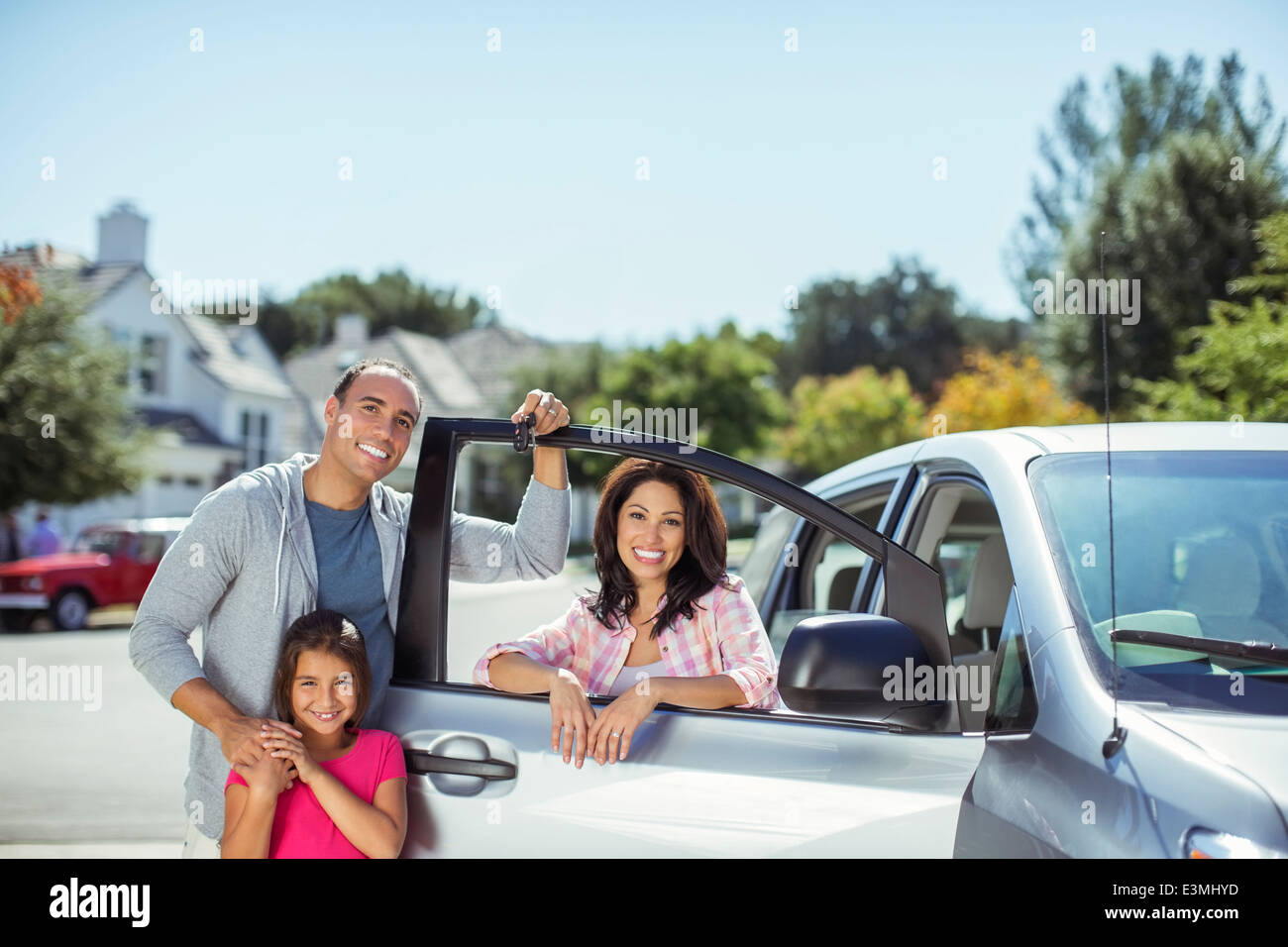 Porträt der Familie im Auto in der Einfahrt Stockfoto