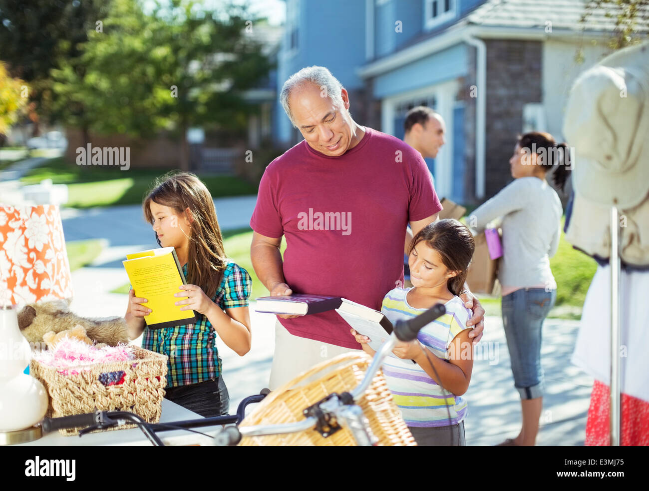 Großvater und Großeltern Einkaufen bei Hof-Verkauf Stockfoto