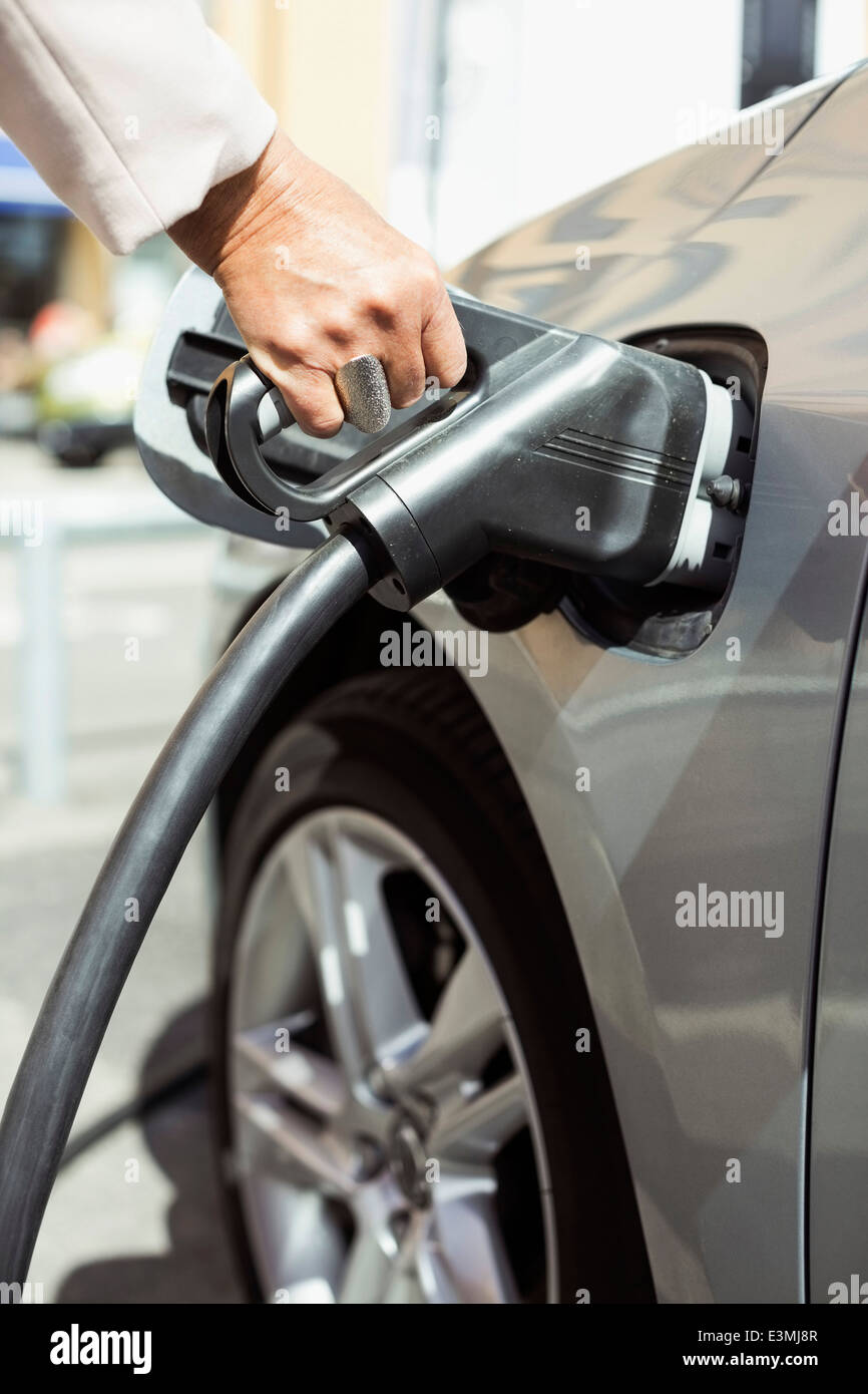 Frau Hand Tankstellen Auto Stockfoto