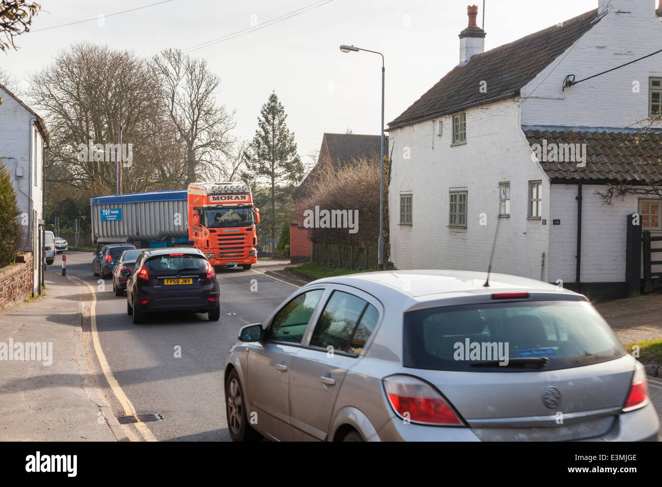 Verkehr durch das kleine Dorf Rempstone, Nottinghamshire, England, Großbritannien Stockfoto
