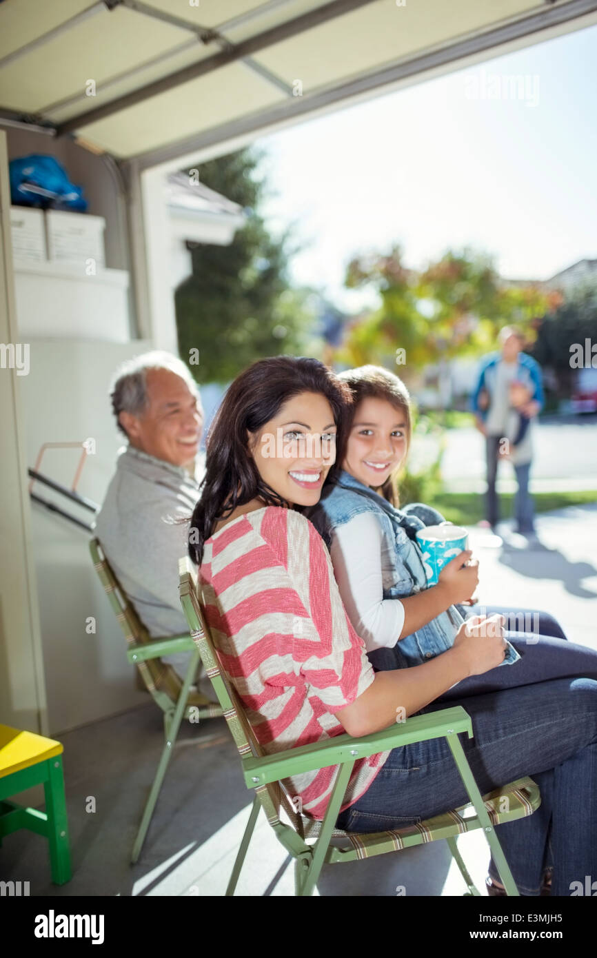 Porträt des Lächelns, Mutter und Tochter in garage Stockfoto