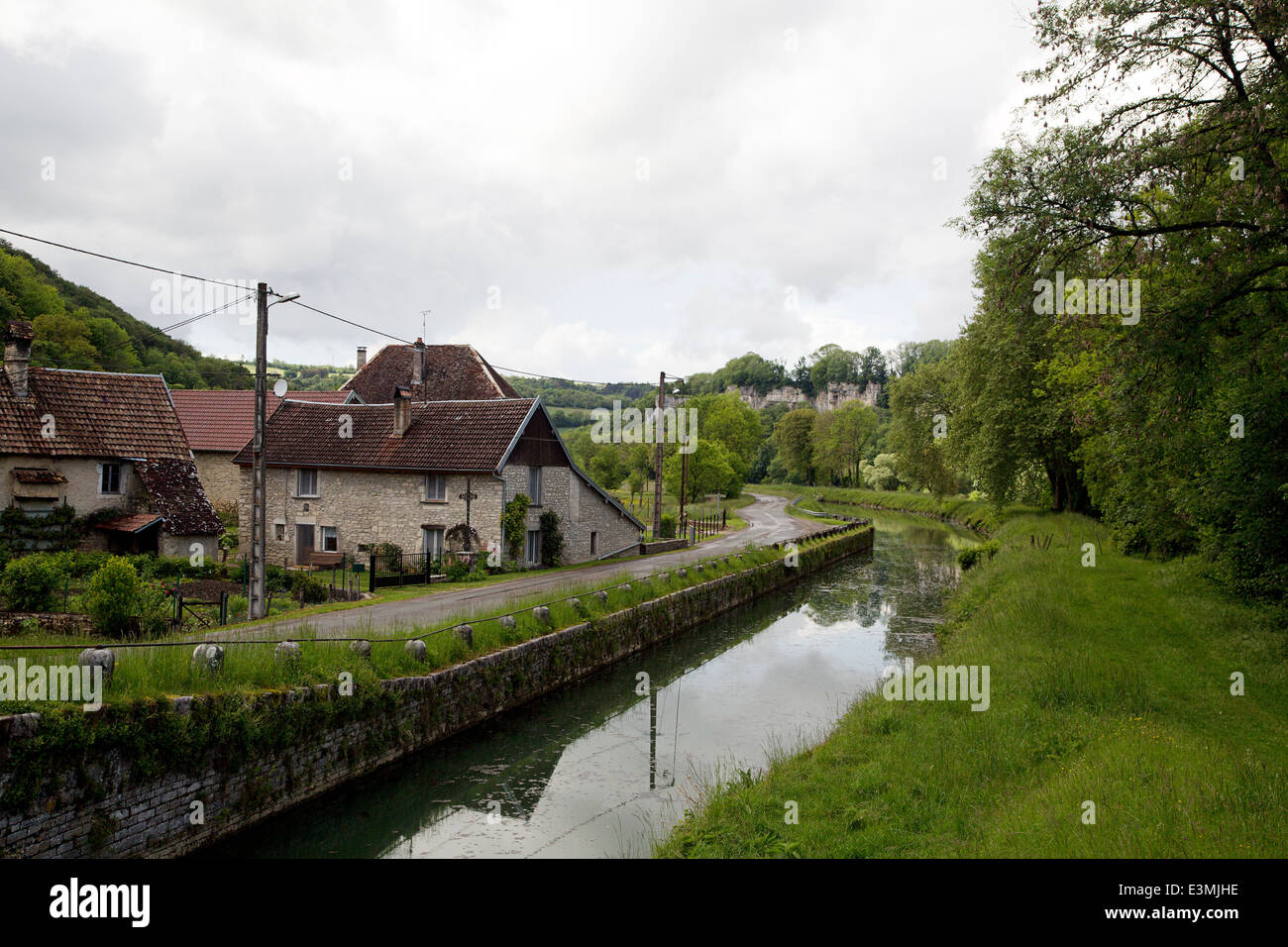 Rhône-Rhein-Kanal mit Esnans, Dorf in der Nähe von Baume Les Dames, Franch-Comté, Frankreich Stockfoto