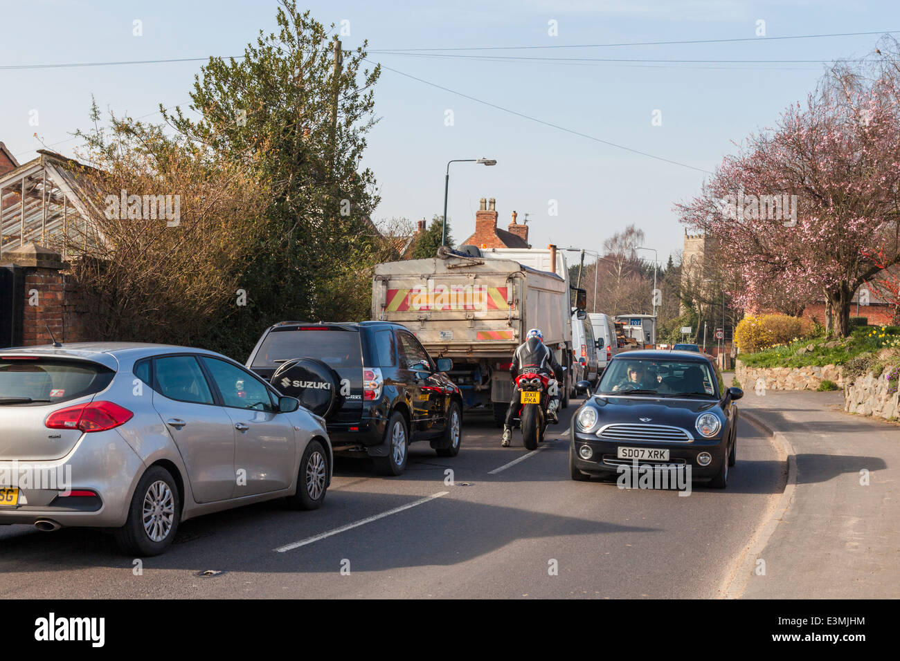 Starker Verkehr eine Straße, die durch das kleine Dorf Rempstone, Nottinghamshire, England, Großbritannien Stockfoto