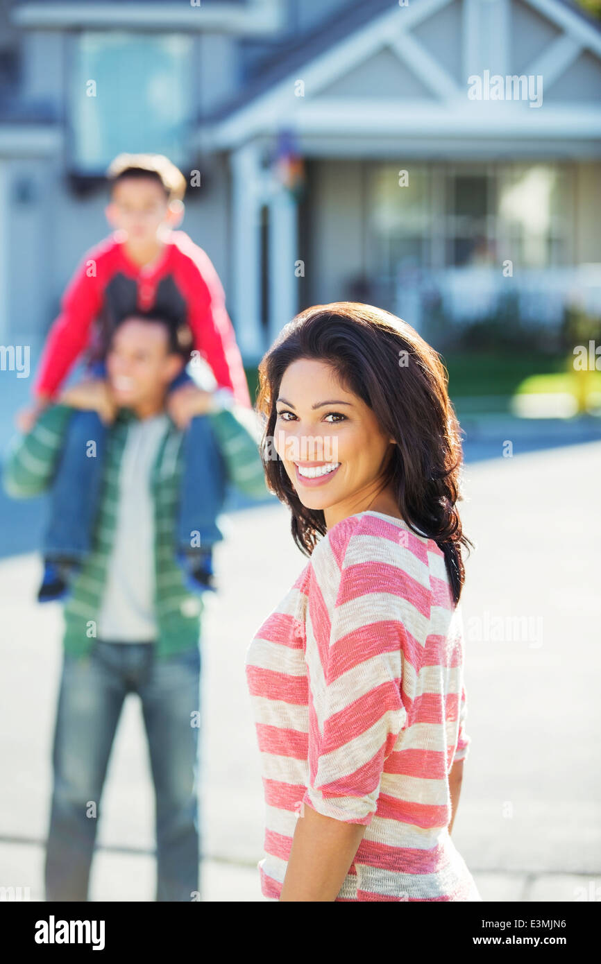 Porträt von lächelnden Frau auf der Straße Stockfoto