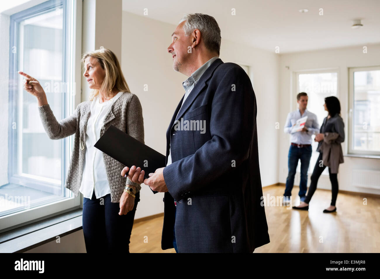 Immobilien-Makler diskutieren im paar stehen im Hintergrund neue Zuhause Stockfoto