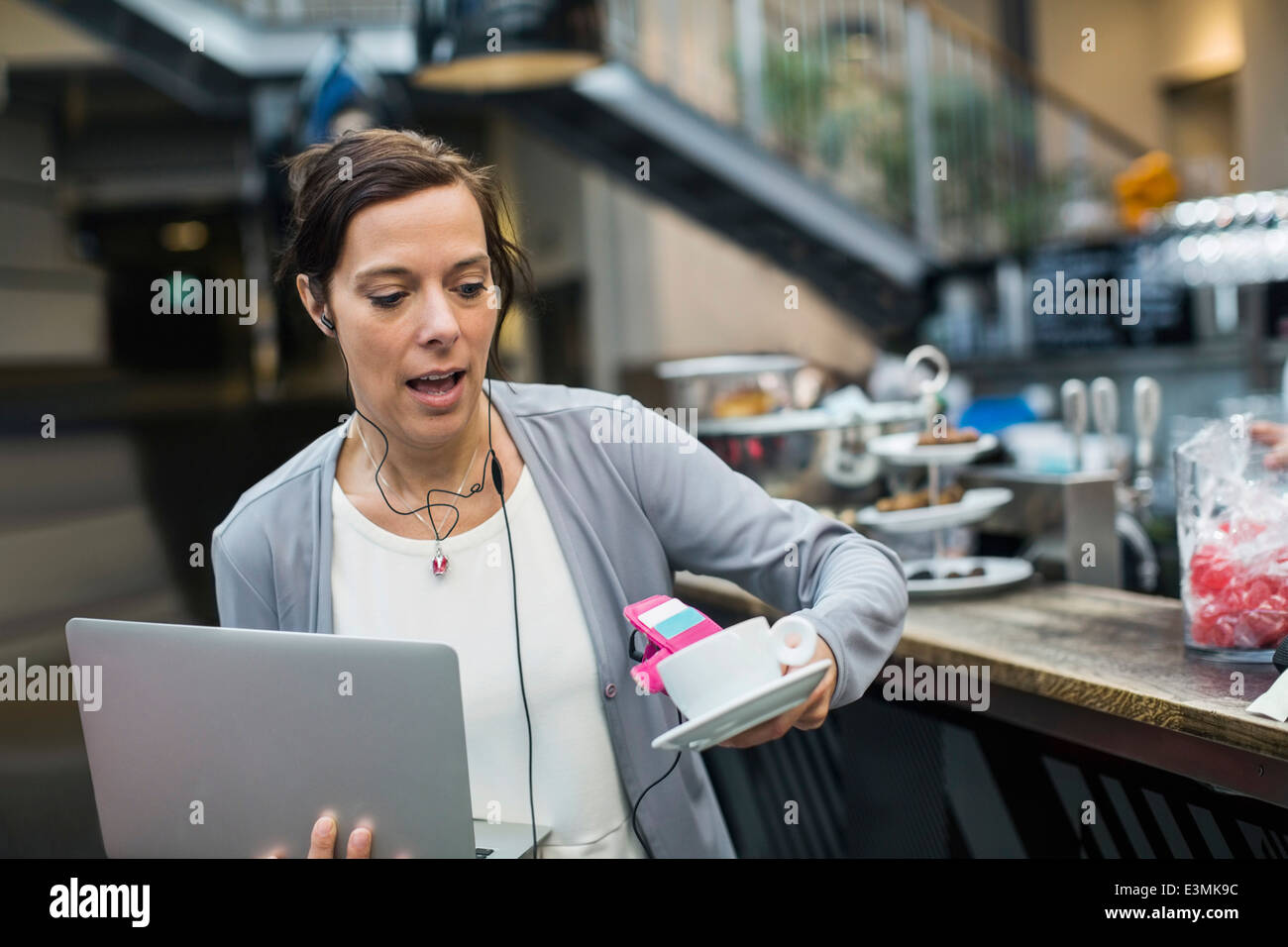Panik Reife Frau mit Laptop und Kaffee im café Stockfoto