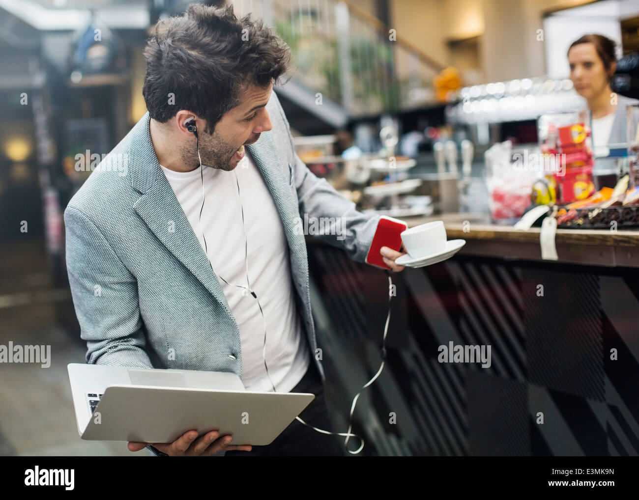 Panik, Mitte erwachsenen Mann mit Laptop und Kaffee im café Stockfoto