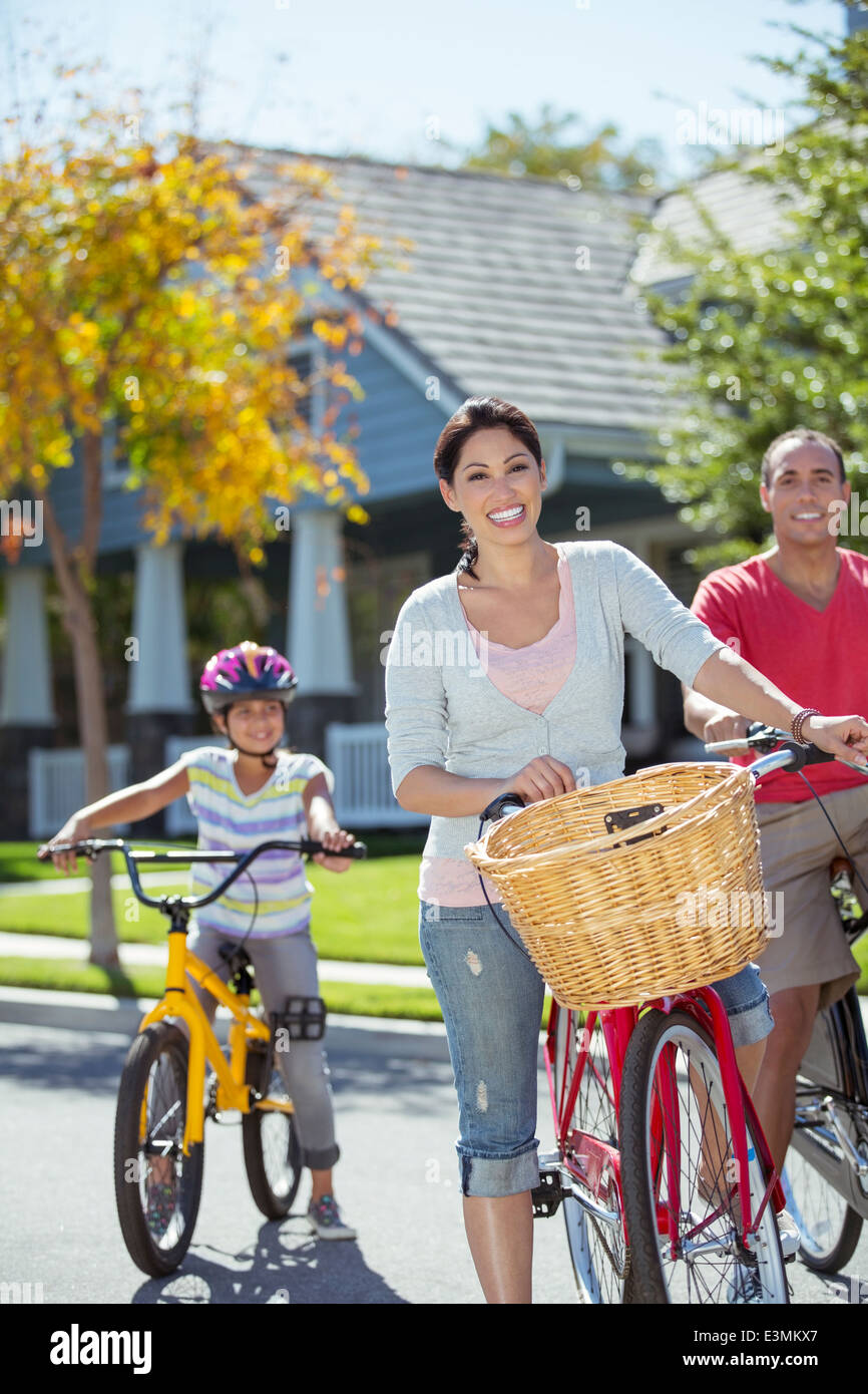 Porträt der glückliche Familie mit Fahrrädern in Straße Stockfoto