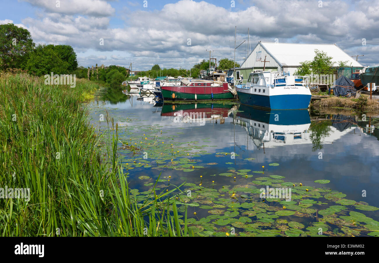 Boote auf dem Beck an einem Sommertag zeigt Boote und moderne Industrie im Hintergrund in Beverley, Yorkshire, Großbritannien. Stockfoto