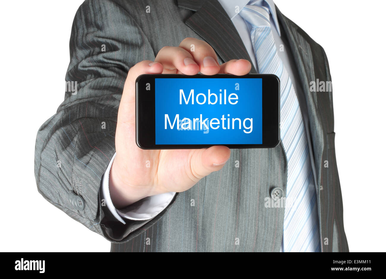 Unternehmer hält smart phone mit Mobile Marketing Worte auf seinem Bildschirm auf weißem Hintergrund. Stockfoto