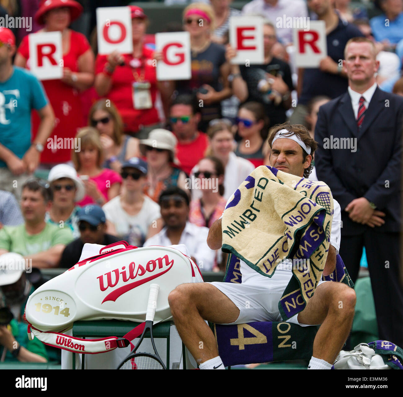 Wimbledon, London, UK. 24. Juni 2014.  Tennis, Wimbledon, AELTC, Roger Federer (SUI) mit Fans hinter ihm Foto: Tennisimages/Henk Koster/Alamy Live News Stockfoto