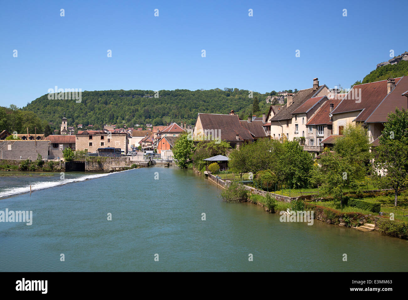 Flusses La Loue mit Stadt Ornans, Franche-Comté, Doubs, Frankreich Französisch Stockfoto