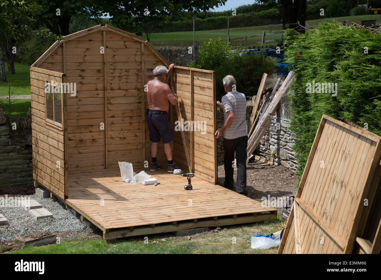 Errichtung einer neuen hölzernen Gartenhaus Stockfoto