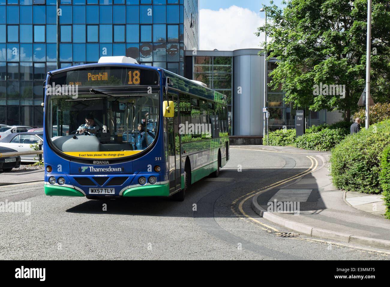 Ein Thamesdown Transportbus bringt Pendler ins Stadtzentrum von Swindon, Wiltshire, UK Stockfoto