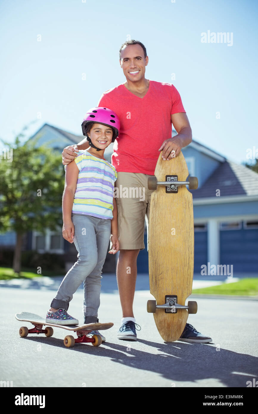 Vater und Tochter mit skateboards Stockfoto