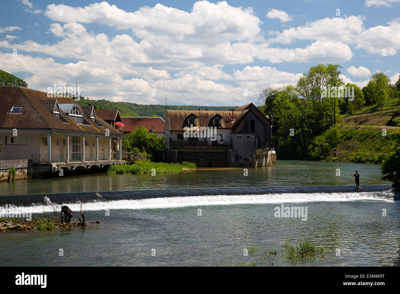 Flusses La Loue mit Stadt Ornans, Franche-Comté, Doubs, Frankreich Französisch Stockfoto
