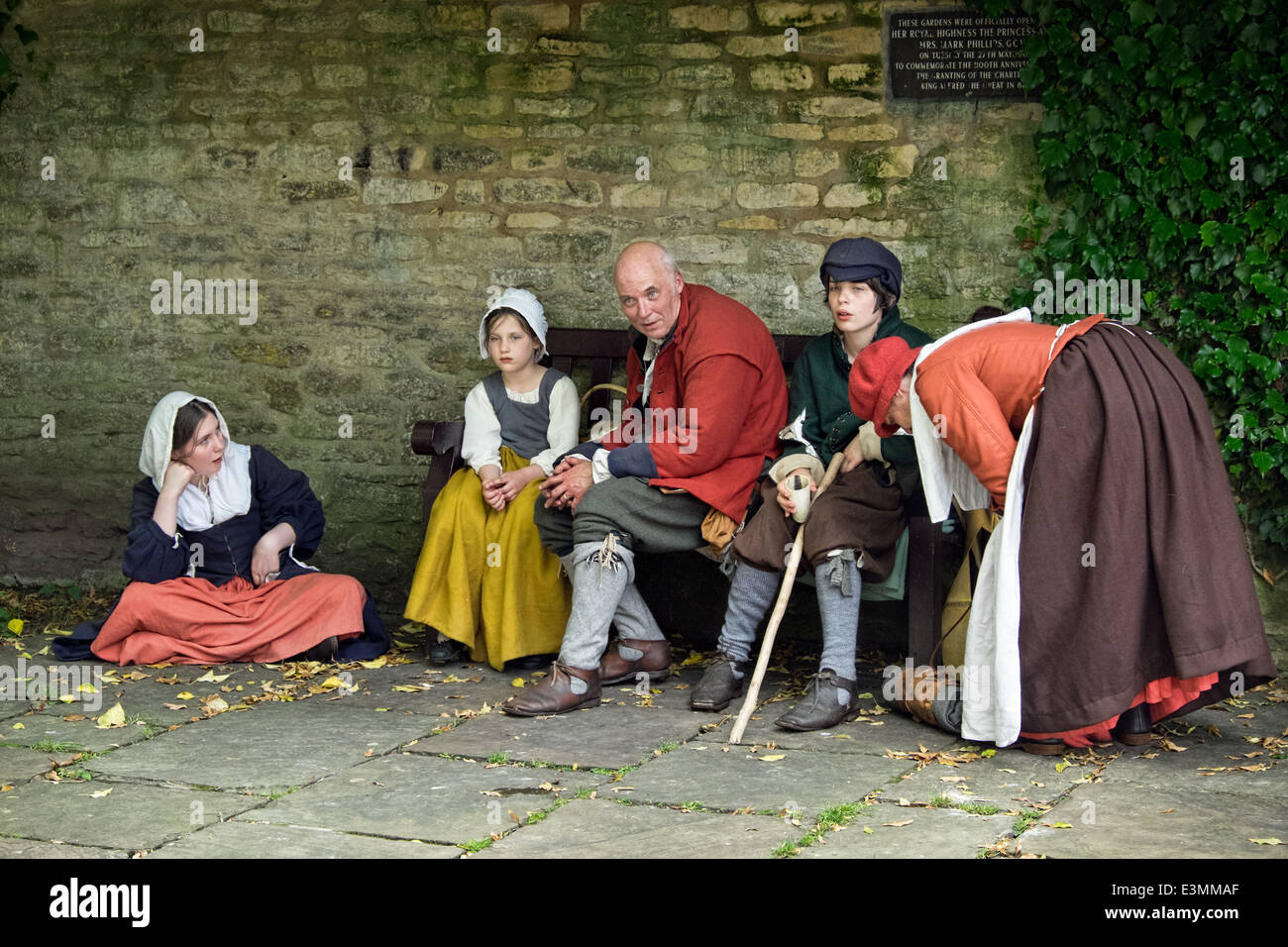 Reenactors Darstellung einer Familiengruppe der englischer Bürgerkrieg Periode im 17. Jahrhundert Kostüm Stockfoto