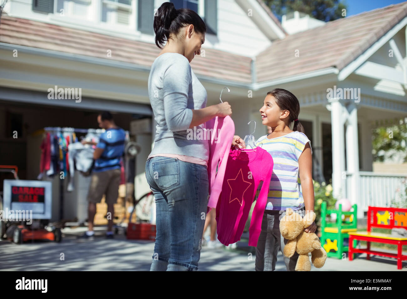 Mutter und Tochter shopping für Kleidung am Yard sale Stockfoto