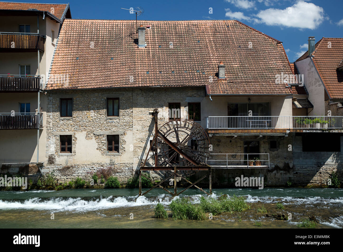 Flusses La Loue mit Stadt Ornans, Franche-Comté, Doubs, Frankreich Französisch Stockfoto